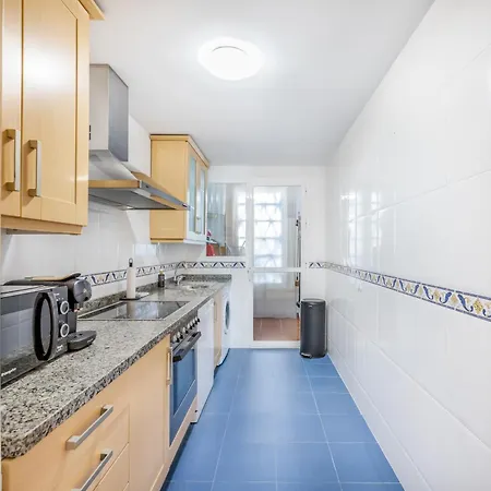 Ground Floor Met Jacuzzi Apartment *